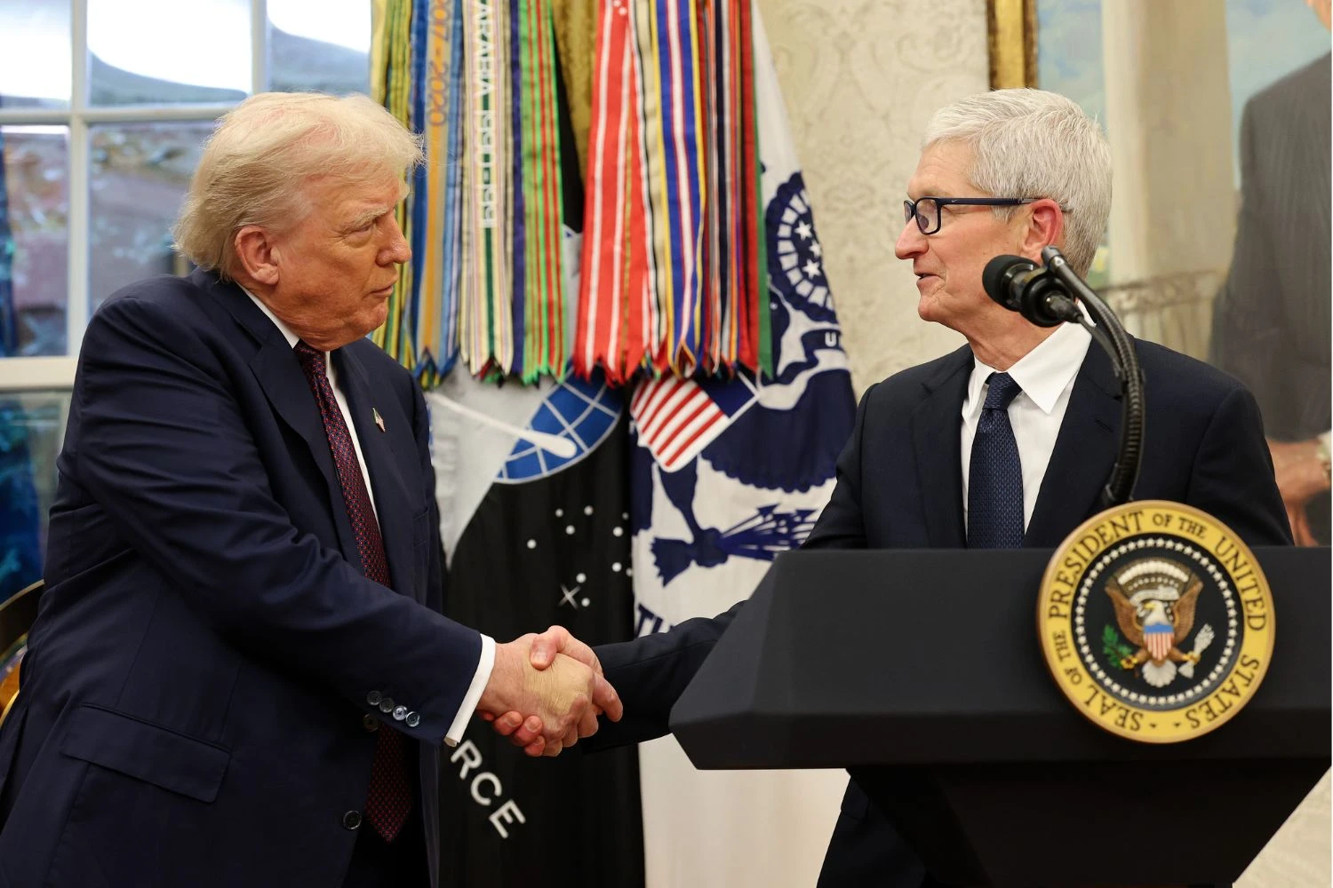 CEO da Apple dá presente a Trump feito com ouro 24 quilates. Veja