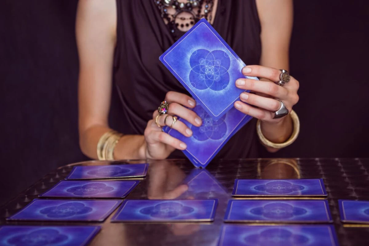 Descubra as previsões do tarô para o seu signo em julho