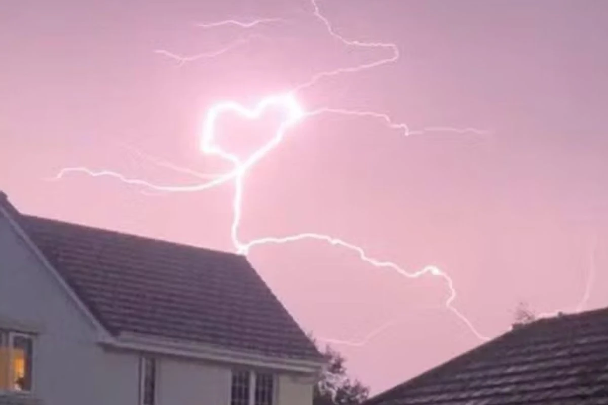 Raio em forma de coração surge no céu durante tempestade na Escócia