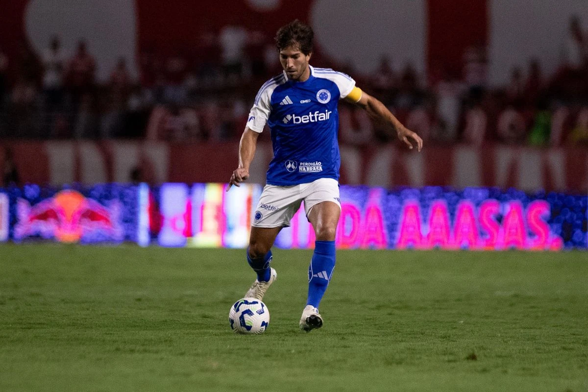 Com um gol em cada tempo, Cruzeiro vence CRB e segue na Copa do Brasil