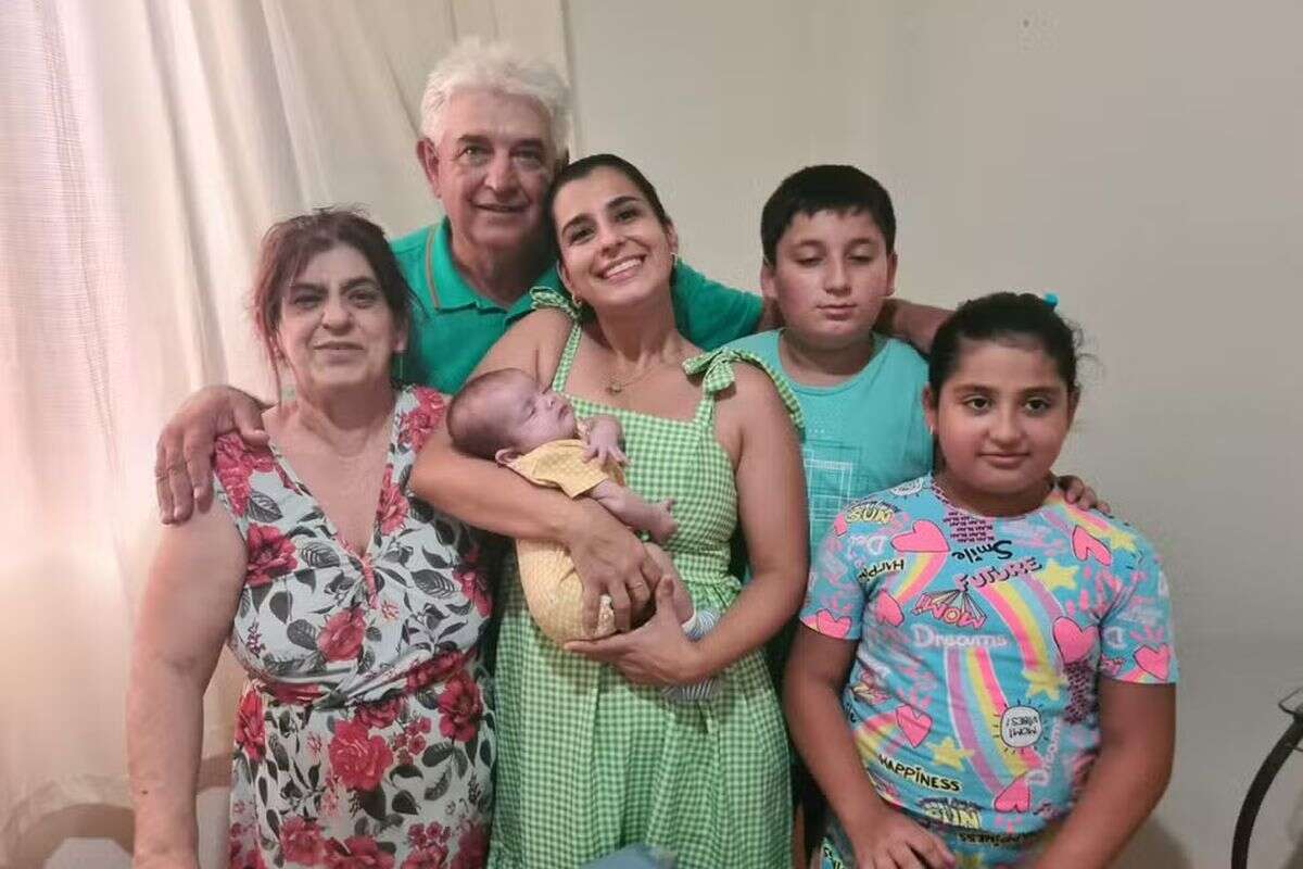 Aos 60 anos e já avó, mulher realiza o sonho de ser mãe pela 2ª vez