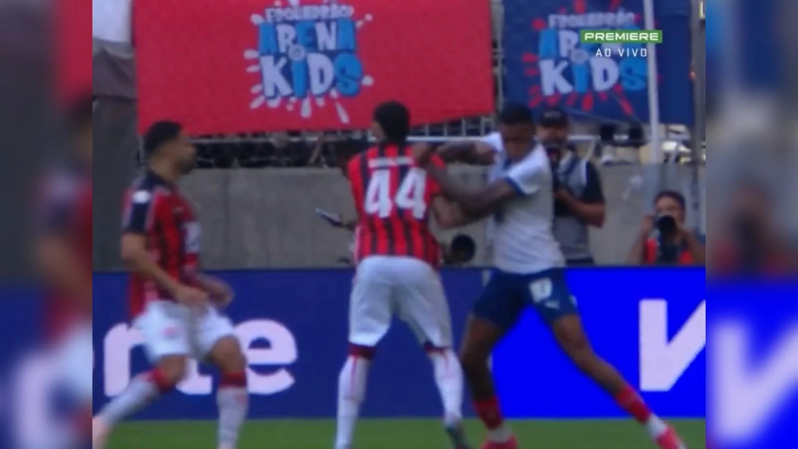Vídeo: jogador do Bahia é expulso após agredir rival em clássico