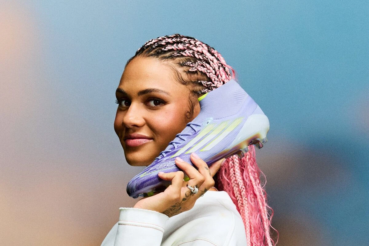 Adidas desenvolve chuteira especialmente para mulheres atletas