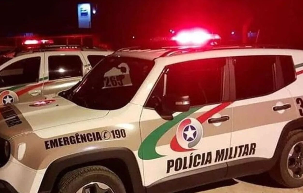 SC: motorista bêbada dirige em zigue-zague, dá soco em PM e é presa