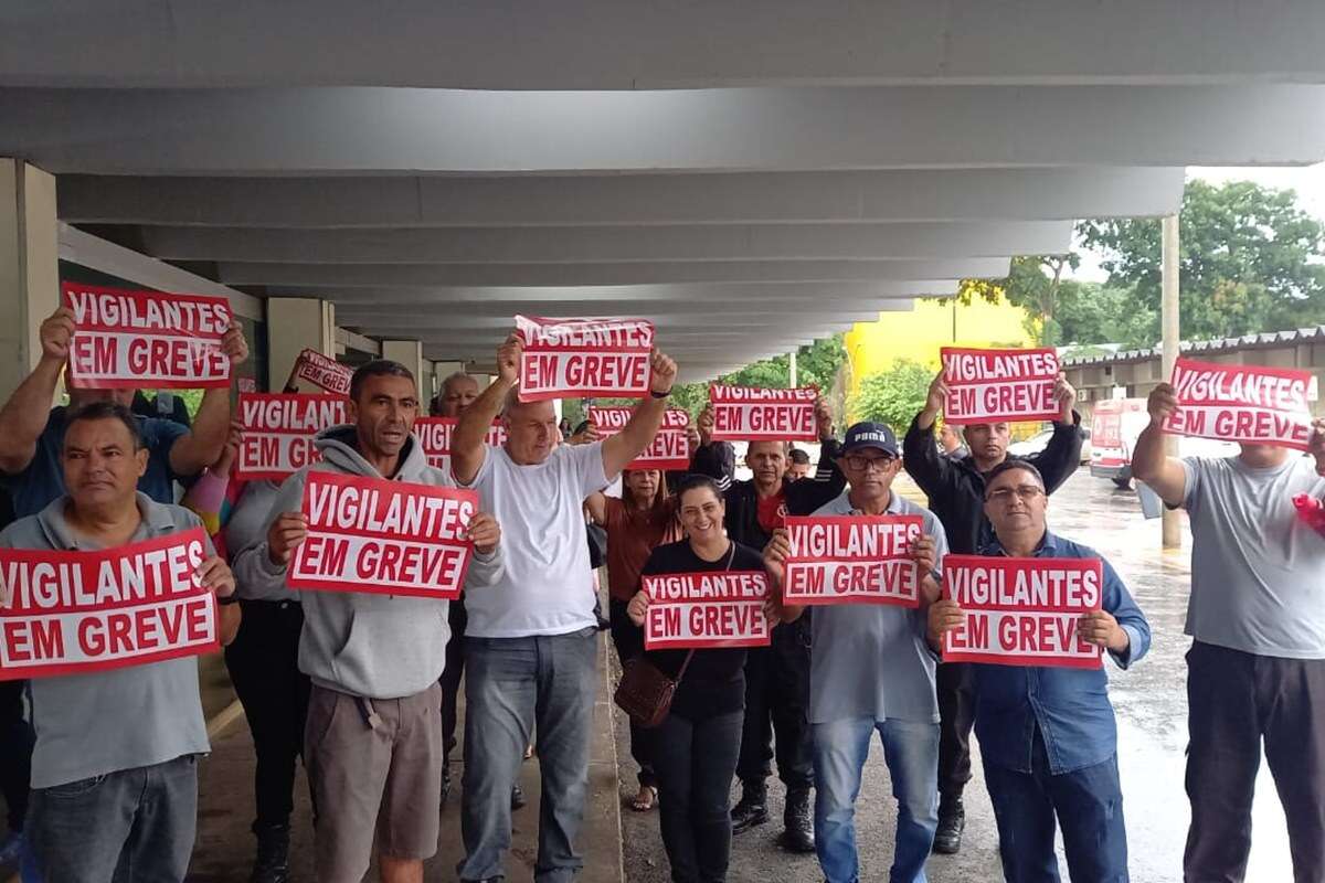 Após Natal sem 13º, vigilantes do Hospital de Base entram em greve