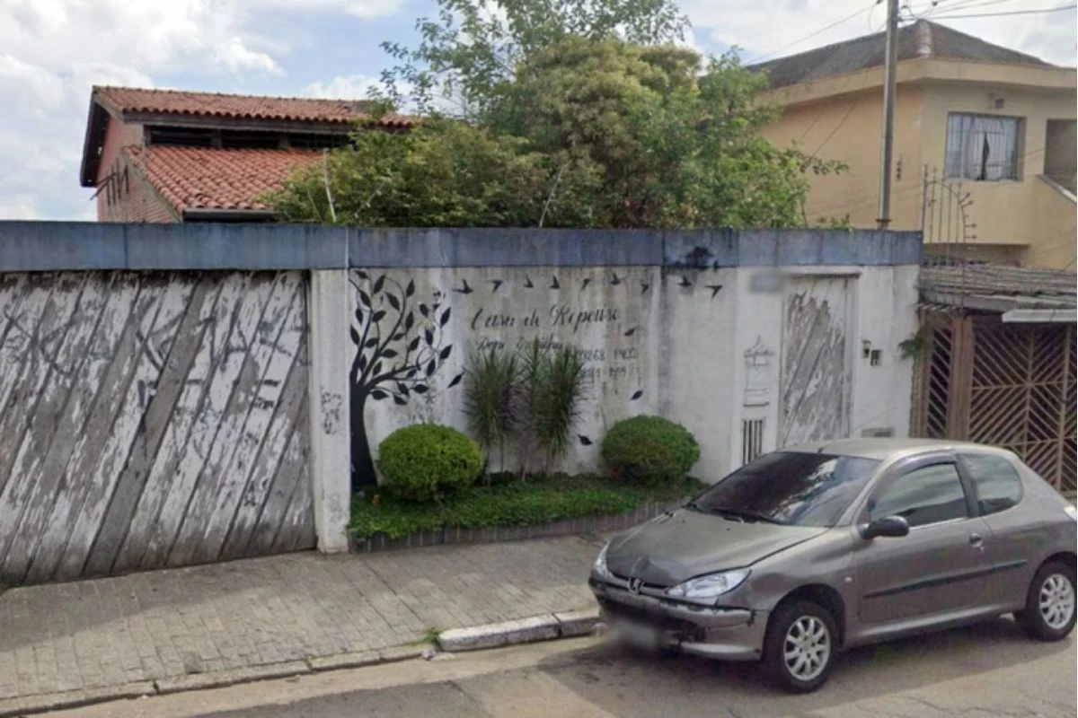 Polícia investiga morte de idosa que caiu no poço do elevador de asilo