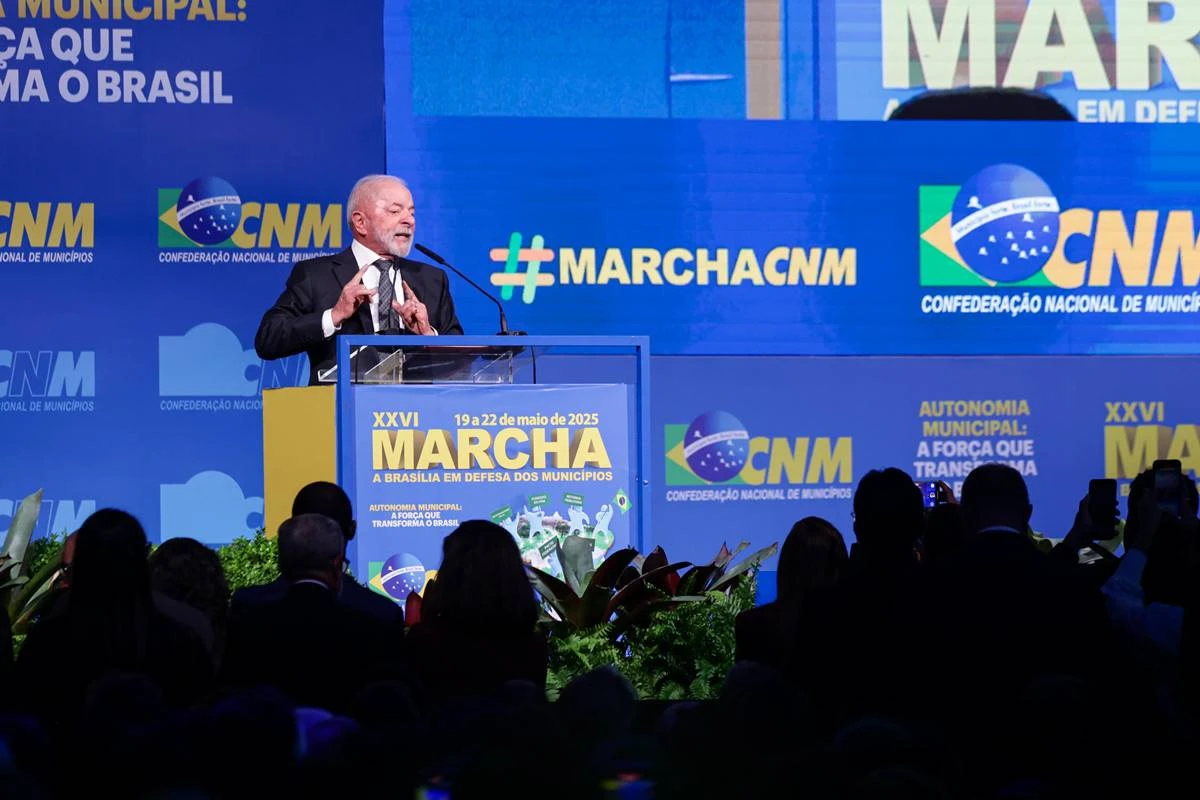 Vídeo: Lula é recebido entre vaias e aplausos em evento com prefeitos
