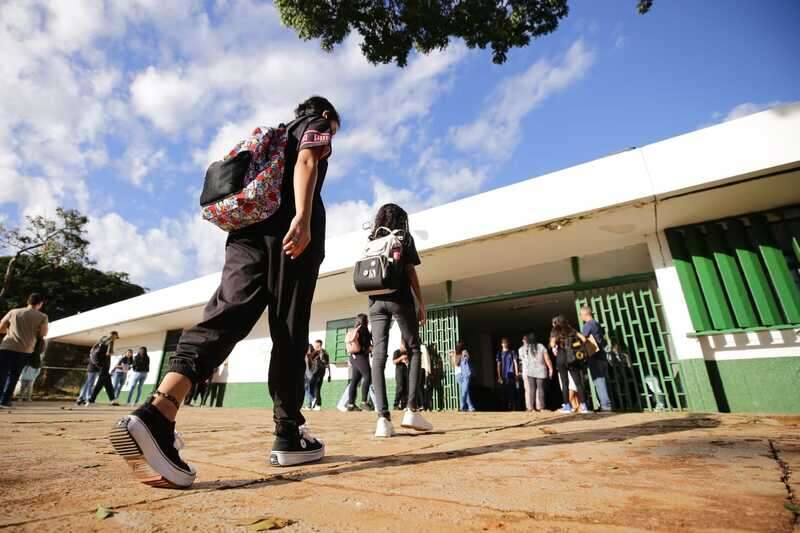 Aulas na rede pública do DF retornam com proibição do uso de celular