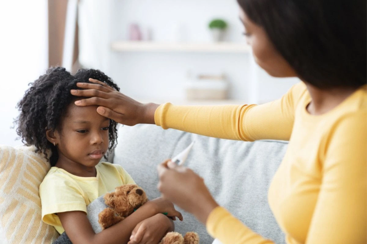Doença comum na infância causa febre e preocupa mães e pais
