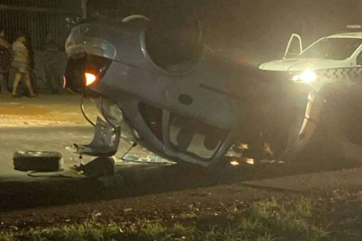 Condutor embriagado foge da PMDF, bate em moto e capota carro. Vídeo