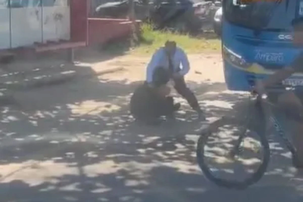 RJ: motorista de ônibus e motociclista trocam socos no meio da rua