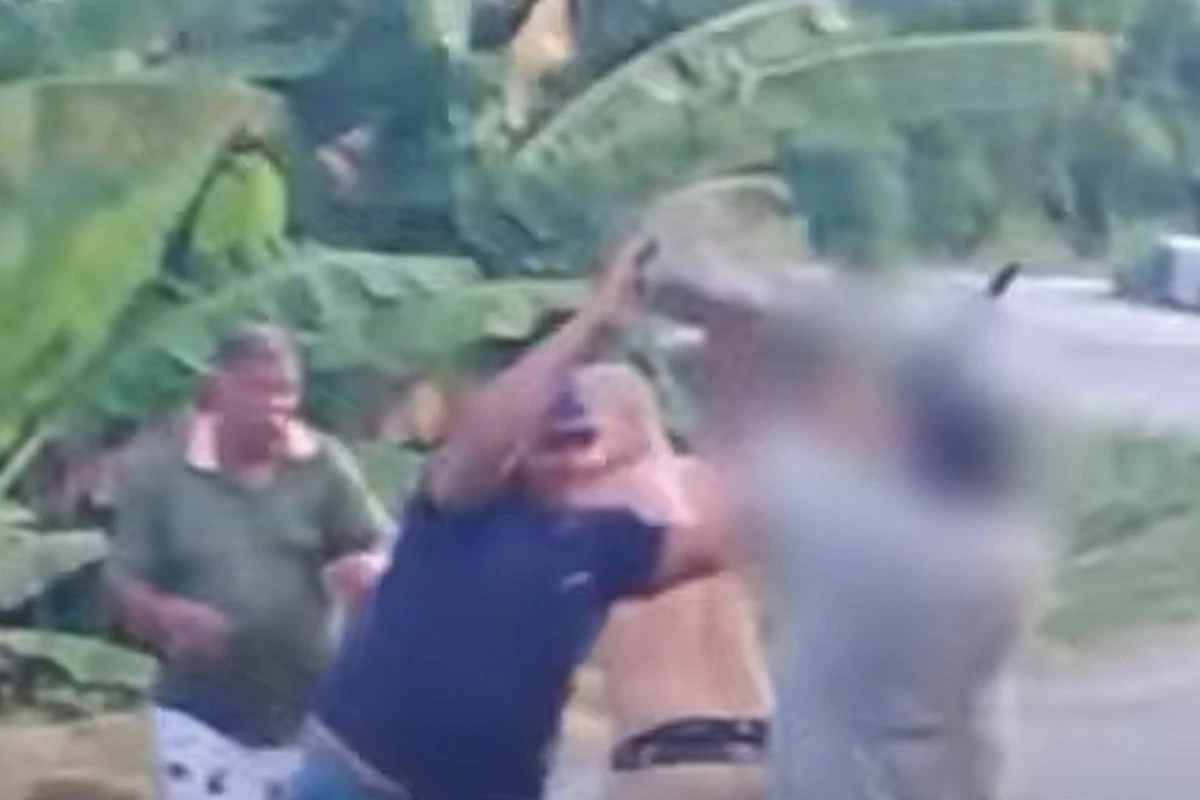 Carreta tomba e motorista é agredido por saqueadores da carga