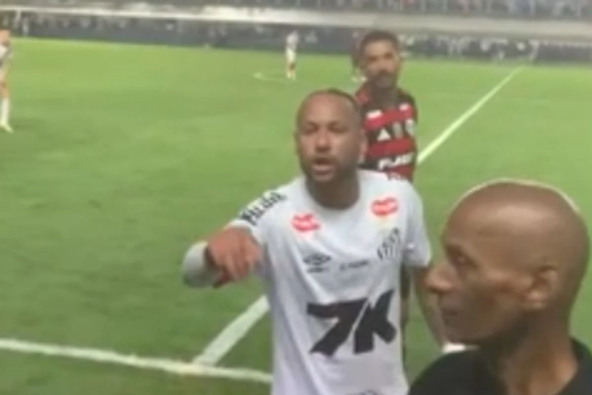 Vídeo: Neymar discute com torcedor para defender Danilo, do Flamengo