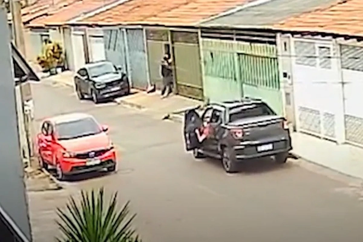 Vídeo: homem quebra vidro de carro ao tentar matar rival a tiros no DF