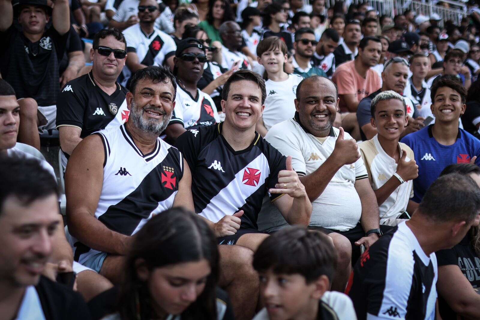 Torcida chega animada para jogão entre Vasco e Volta Redonda no ES