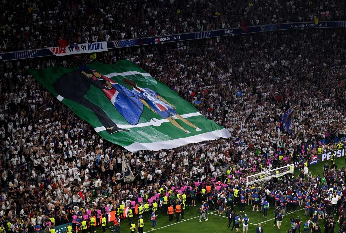 Torcida do PSG homenageia Luis Enrique e filha que morreu aos 9 anos