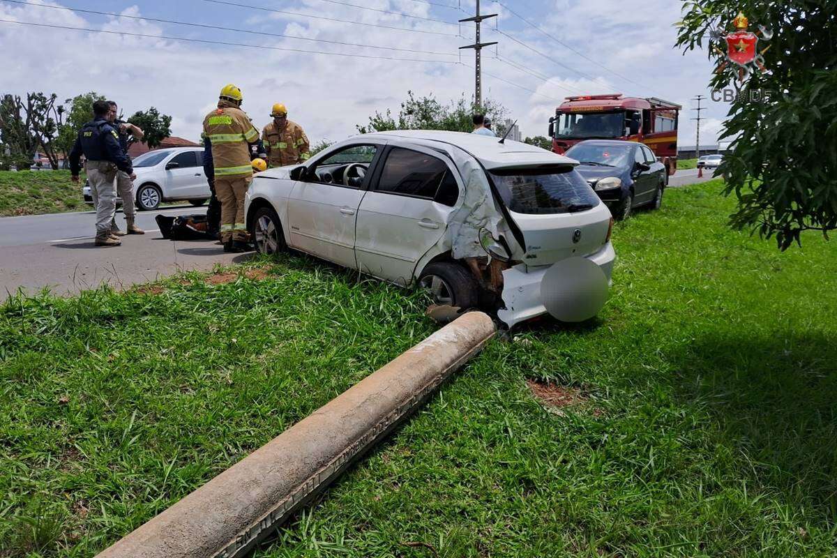 Grávida é levada ao hospital após bater carro contra poste na BR-060