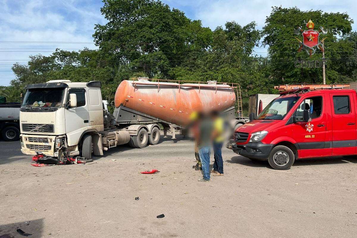 Piloto morre após moto bater e ficar presa sob caminhão no DF