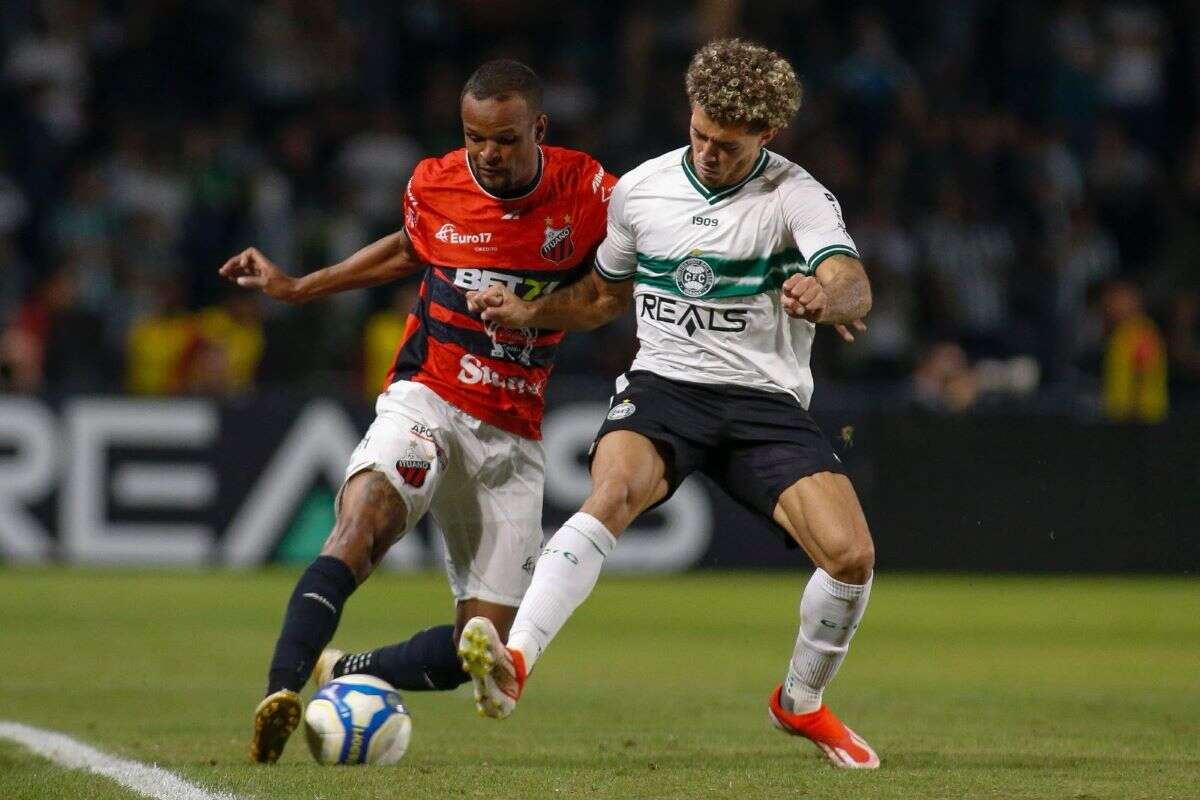 Vídeo: na Série B, jogador do Coritiba faz “gol que Pelé não fez”