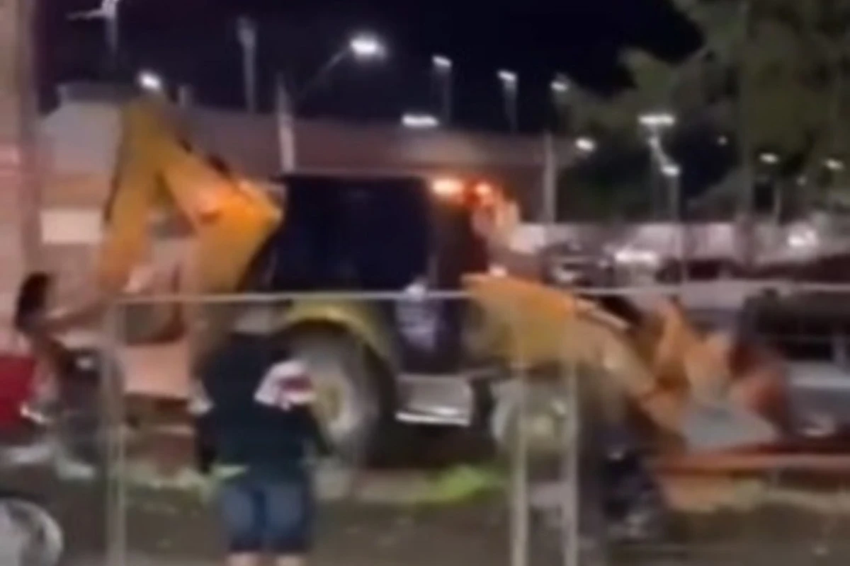 Homem usa escavadeira para “abrir passagem” em vaquejada no Ceará