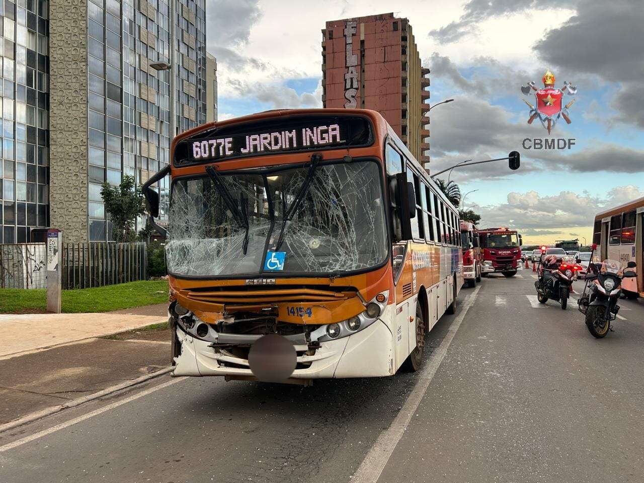 Batida entre dois ônibus no Eixo Monumental deixa cinco feridos