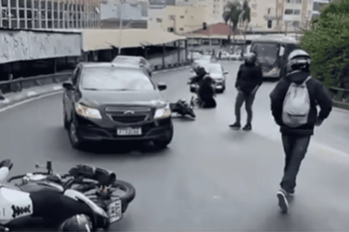 Vídeo: ônibus derrama líquido e motociclistas caem em viaduto de SP