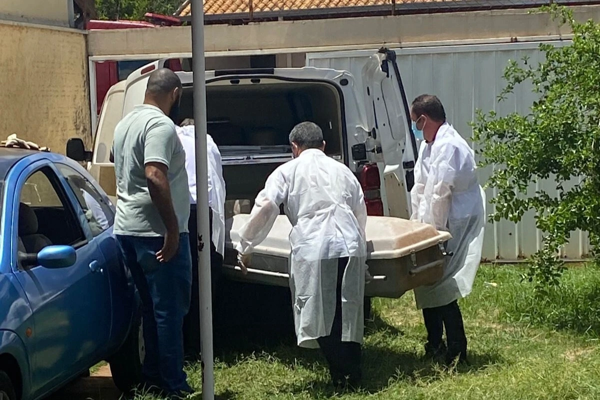 Suspeita de matar namorado a tesouradas é investigada pela morte do ex