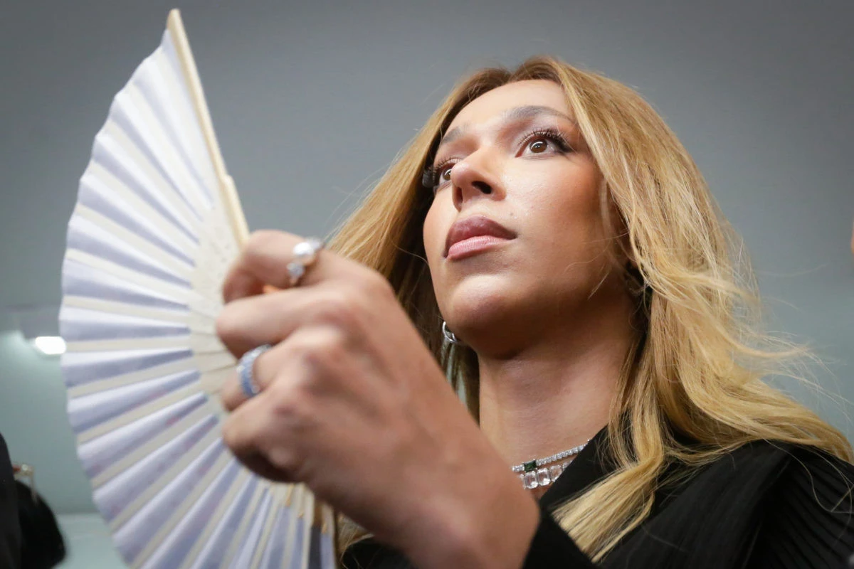 Professor de história cometeu transfobia contra Erika Hilton, diz polícia