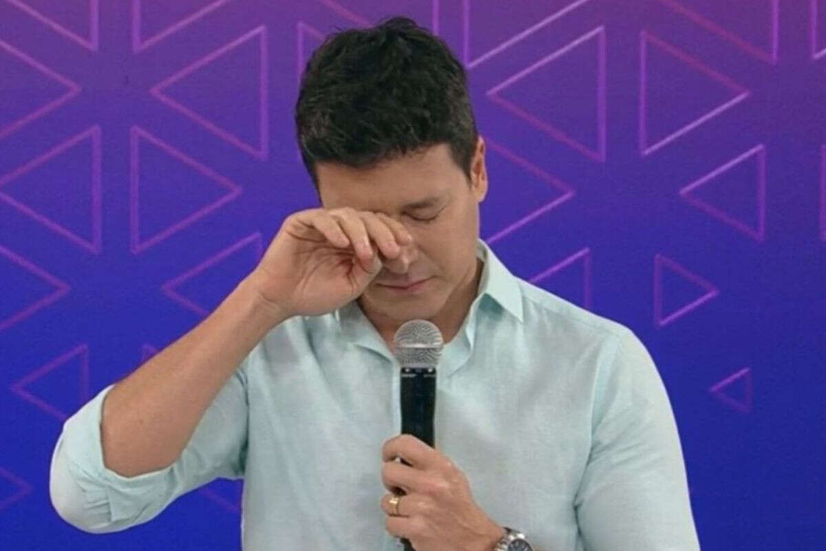 Rodrigo Faro se emociona ao gravar último programa na Record. Veja!