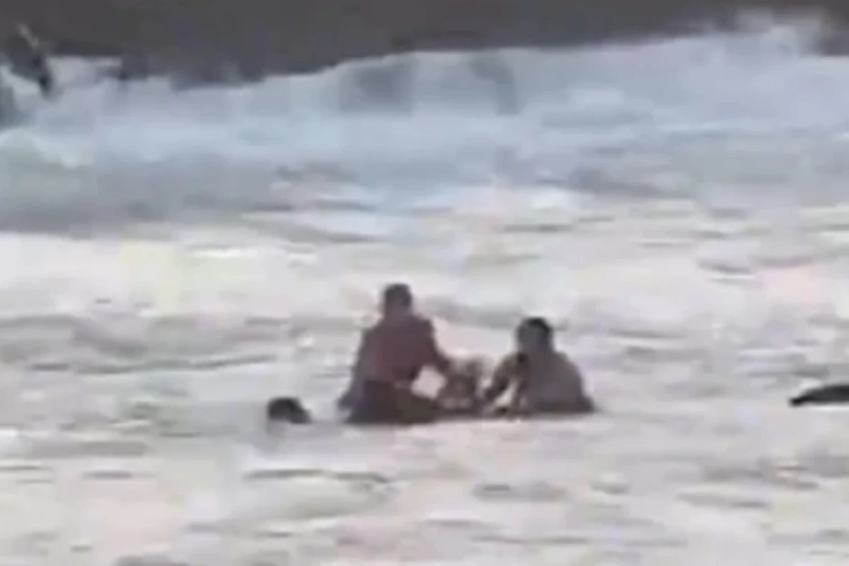 Jovem de 26 anos é resgatada após quase se afogar em mar de Salvador