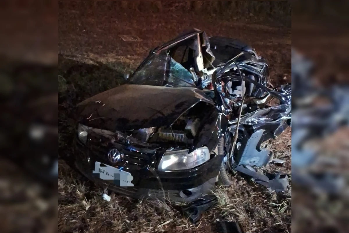 Jovem de 25 anos morre após acidente entre carro e caminhão na BR-070