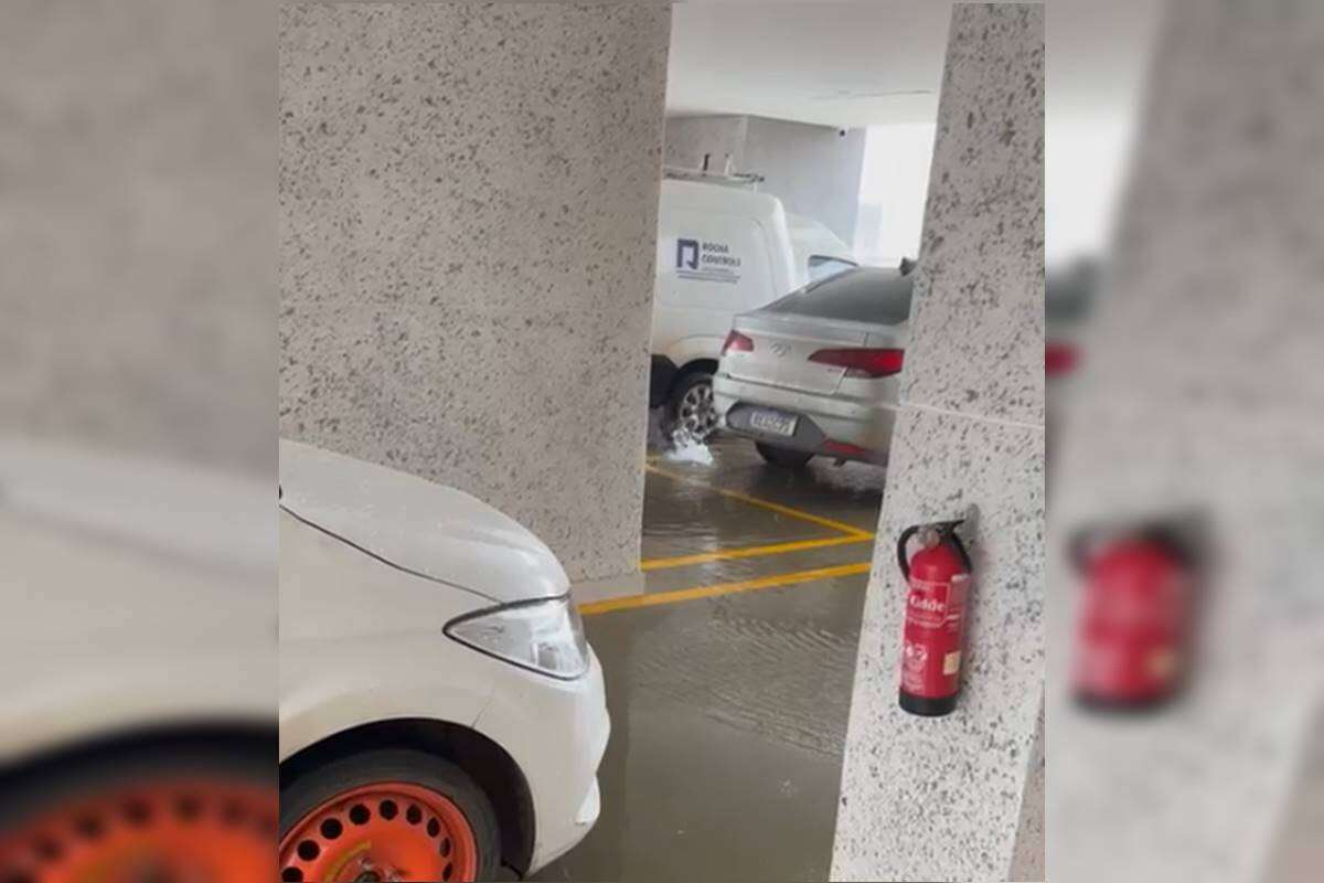 Condomínio que perdeu muro em temporal também teve garagem alagada