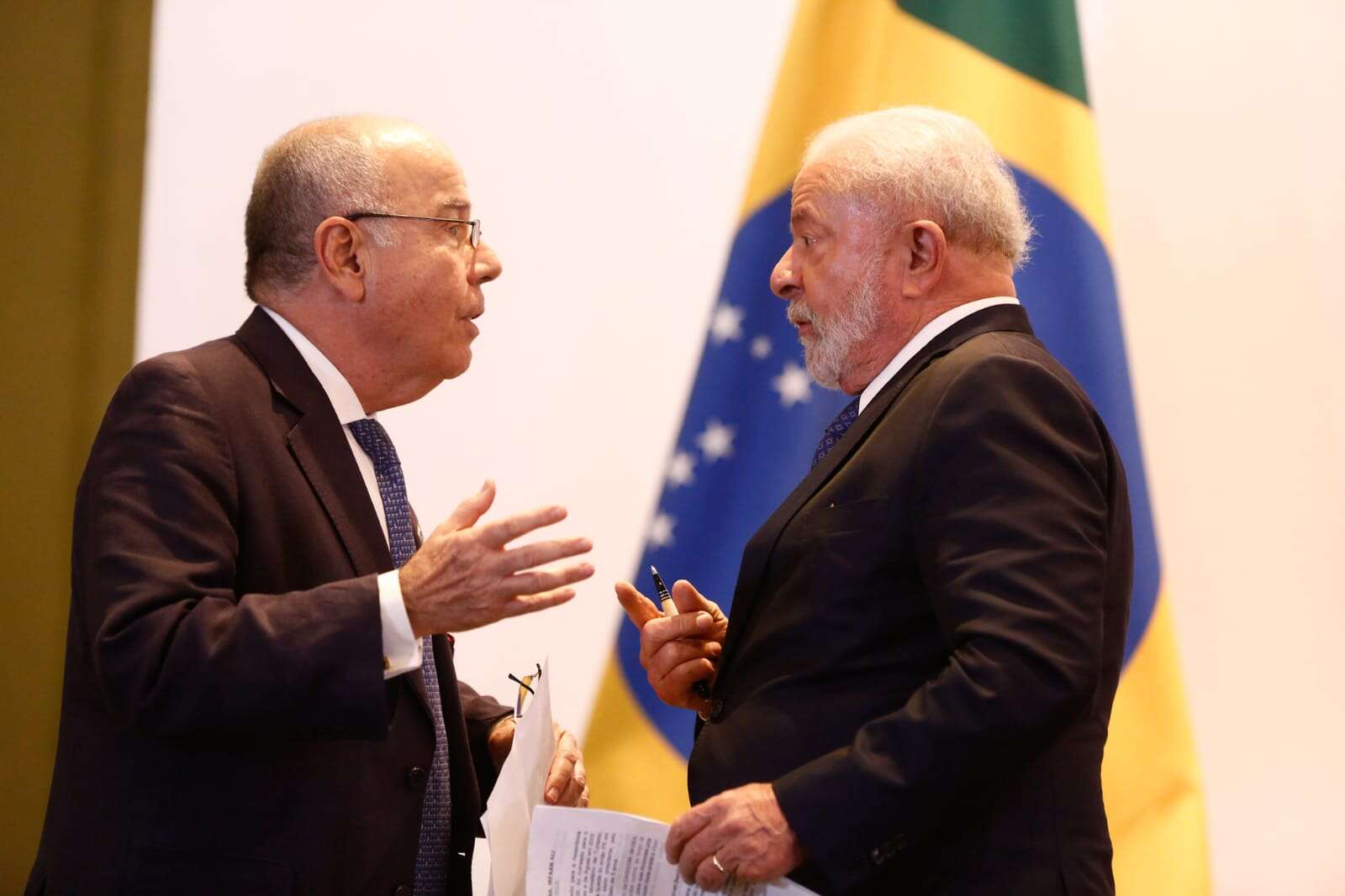 Lula discute com chanceler Mauro Vieira crise migratória com os EUA