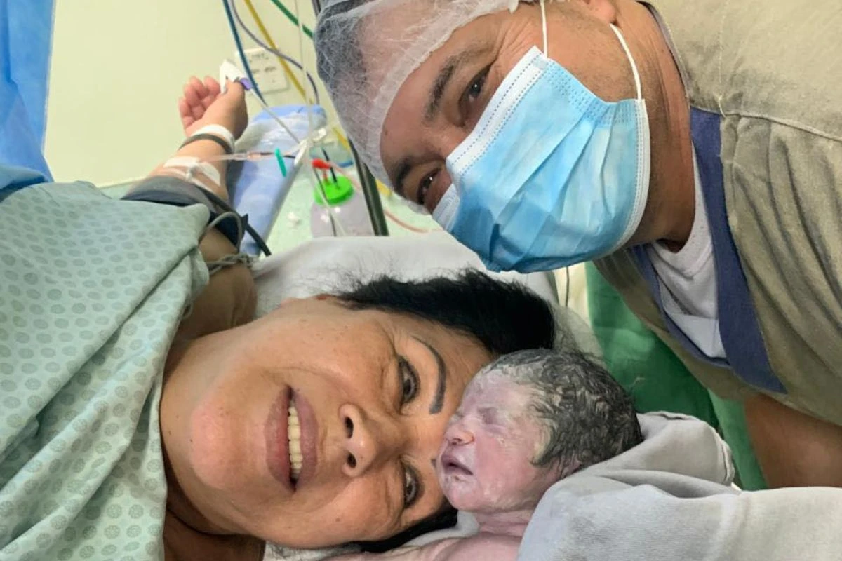 Mulher de 62 anos realiza o sonho de ser mãe pela 6ª vez