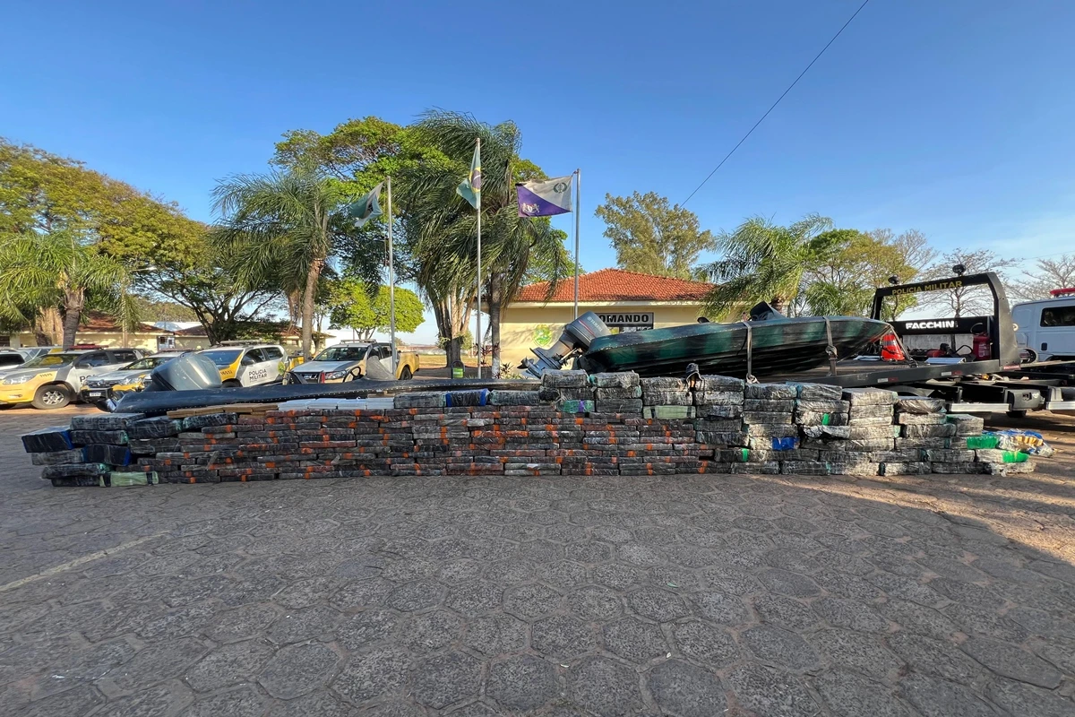 Polícia intercepta “lancha da marola” com 2 toneladas de maconha