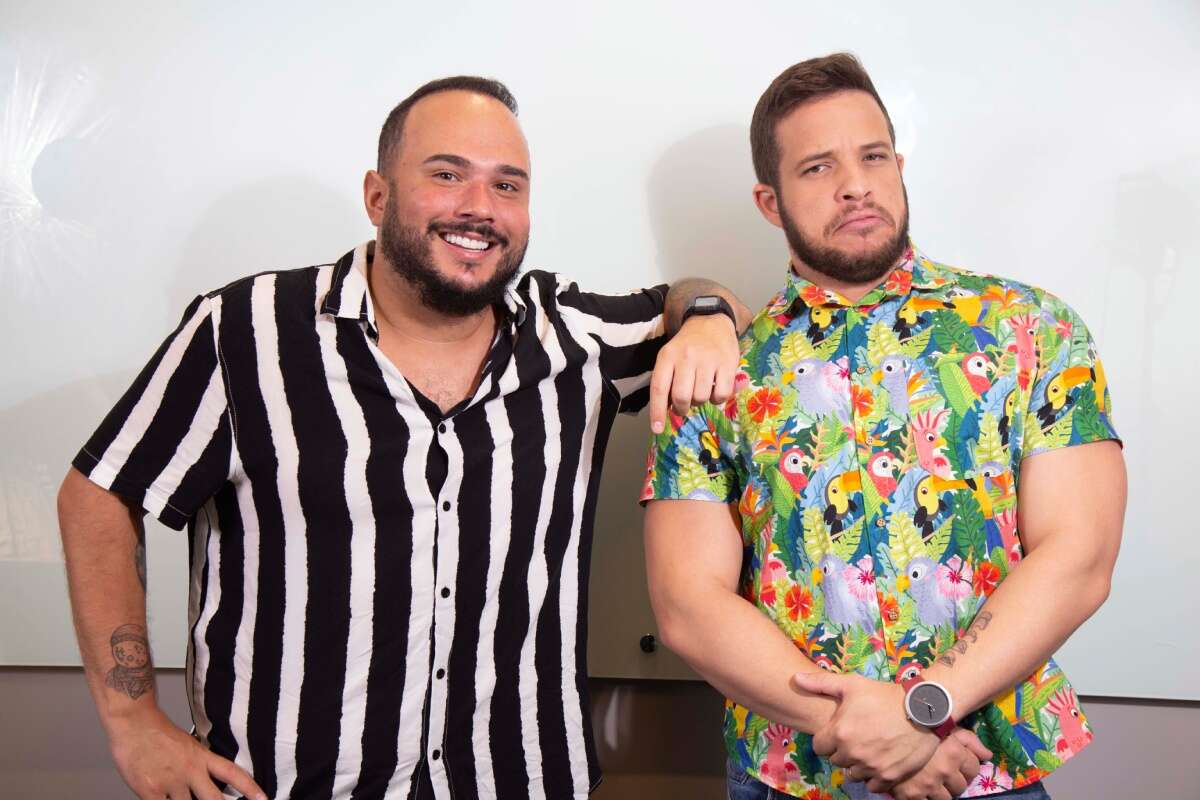 Ed Gama e Flávio Andradde trazem podcast para os palcos em peça