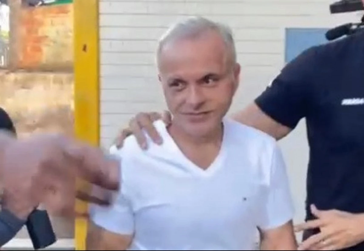 Vídeo: médico suspeito de matar paciente manda beijo ao deixar DP