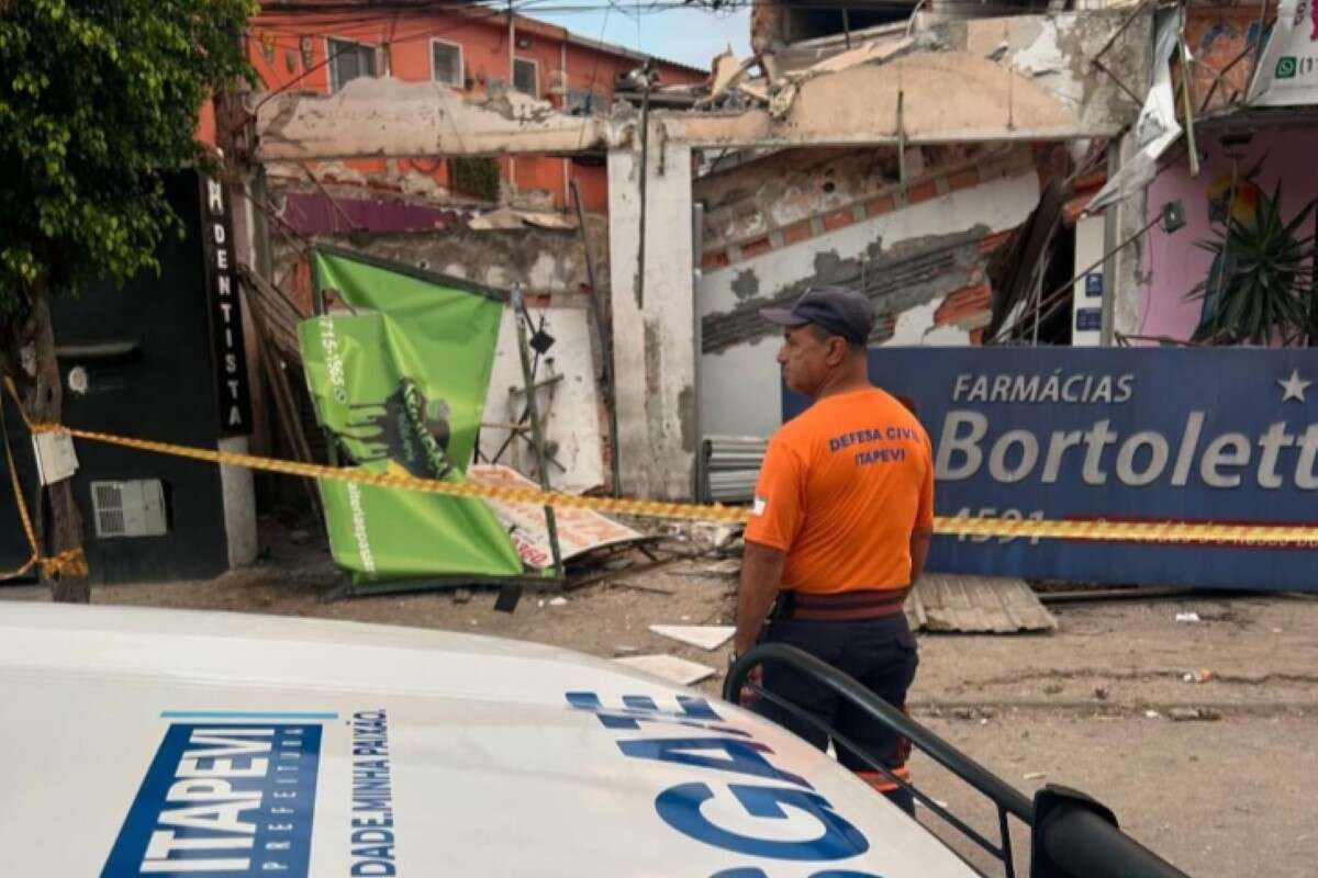 Famílias ficam desabrigadas após desabamento de farmácia em Itapevi