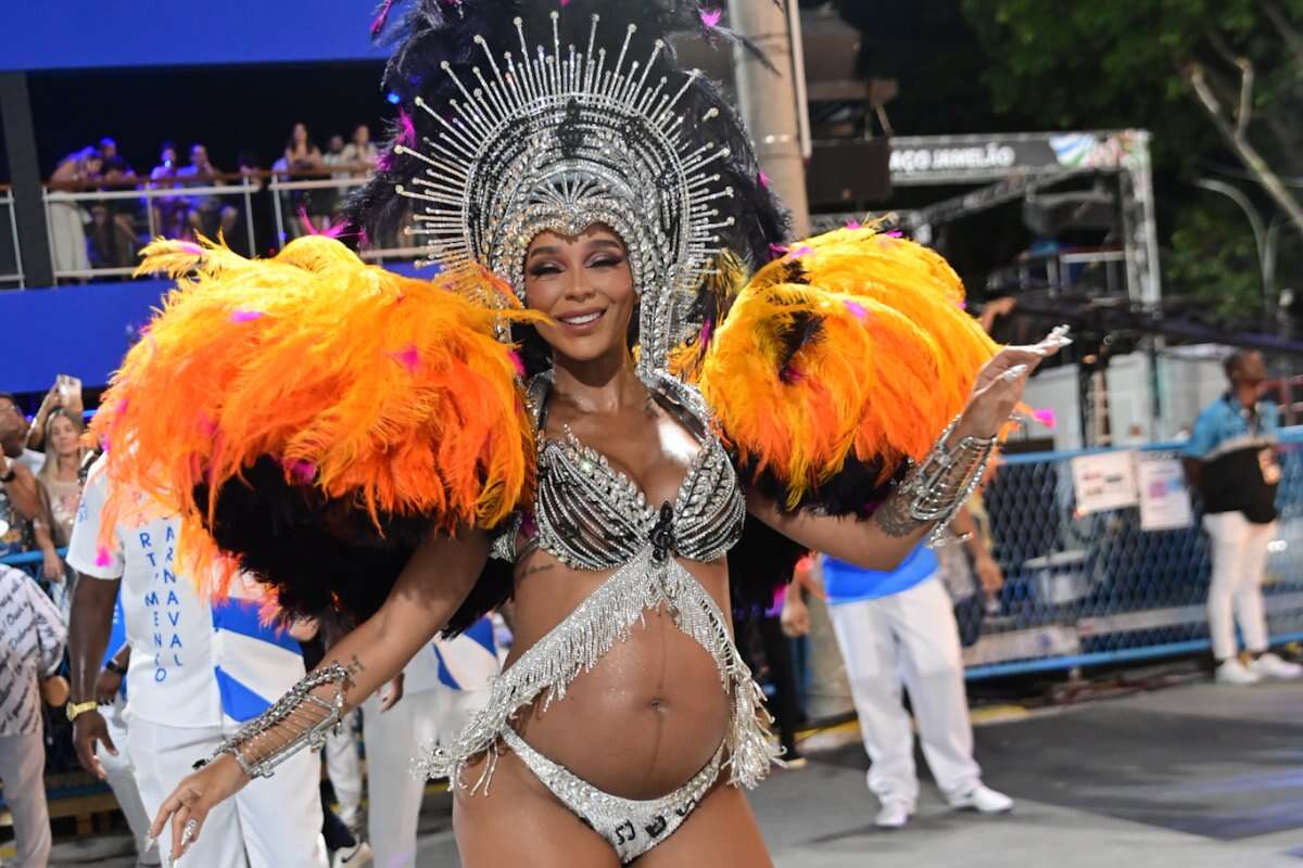 Grávida, Brunna Gonçalves ostenta barrigão durante desfile no Carnaval