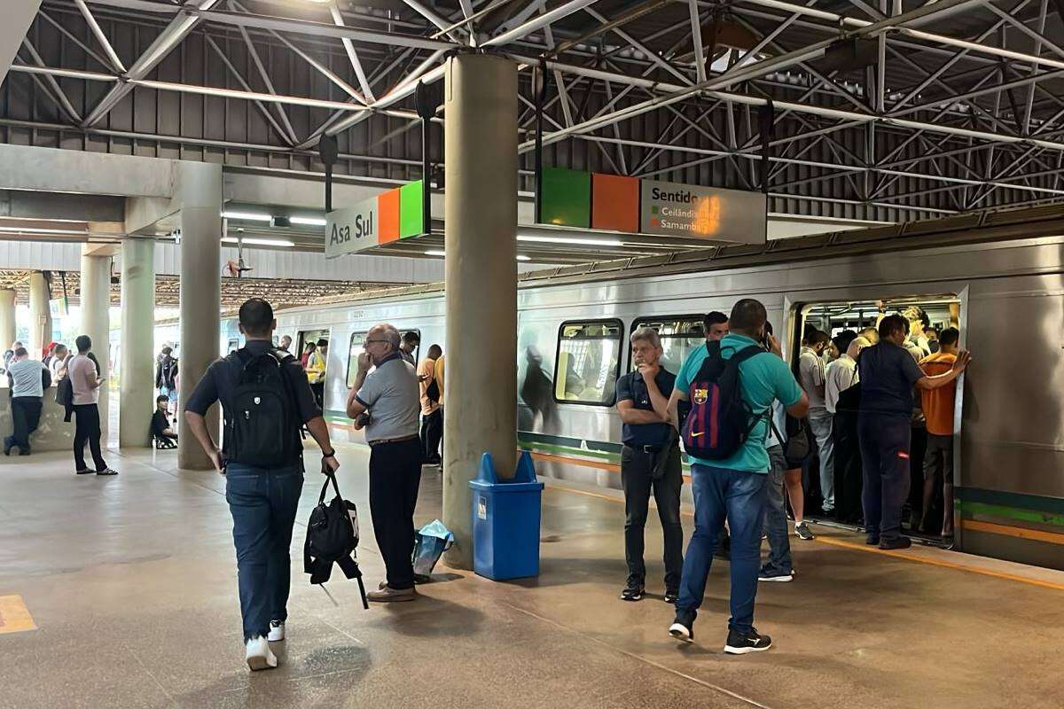 Metrô: pane em vagão deixa estações lotadas e complica volta para casa