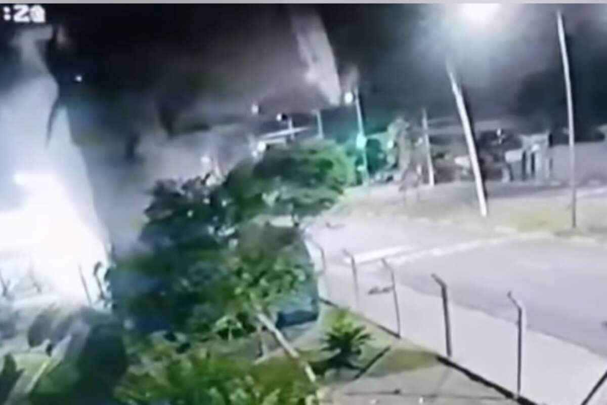 Vídeo: por 1 seg, motociclista escapa de explosão de caixa d’água