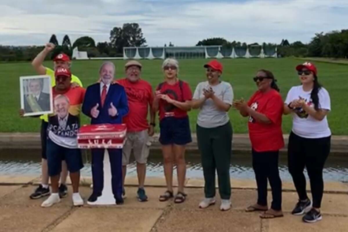 Com Lula de papelão, apoiadores cantam parabéns em frente ao Alvorada