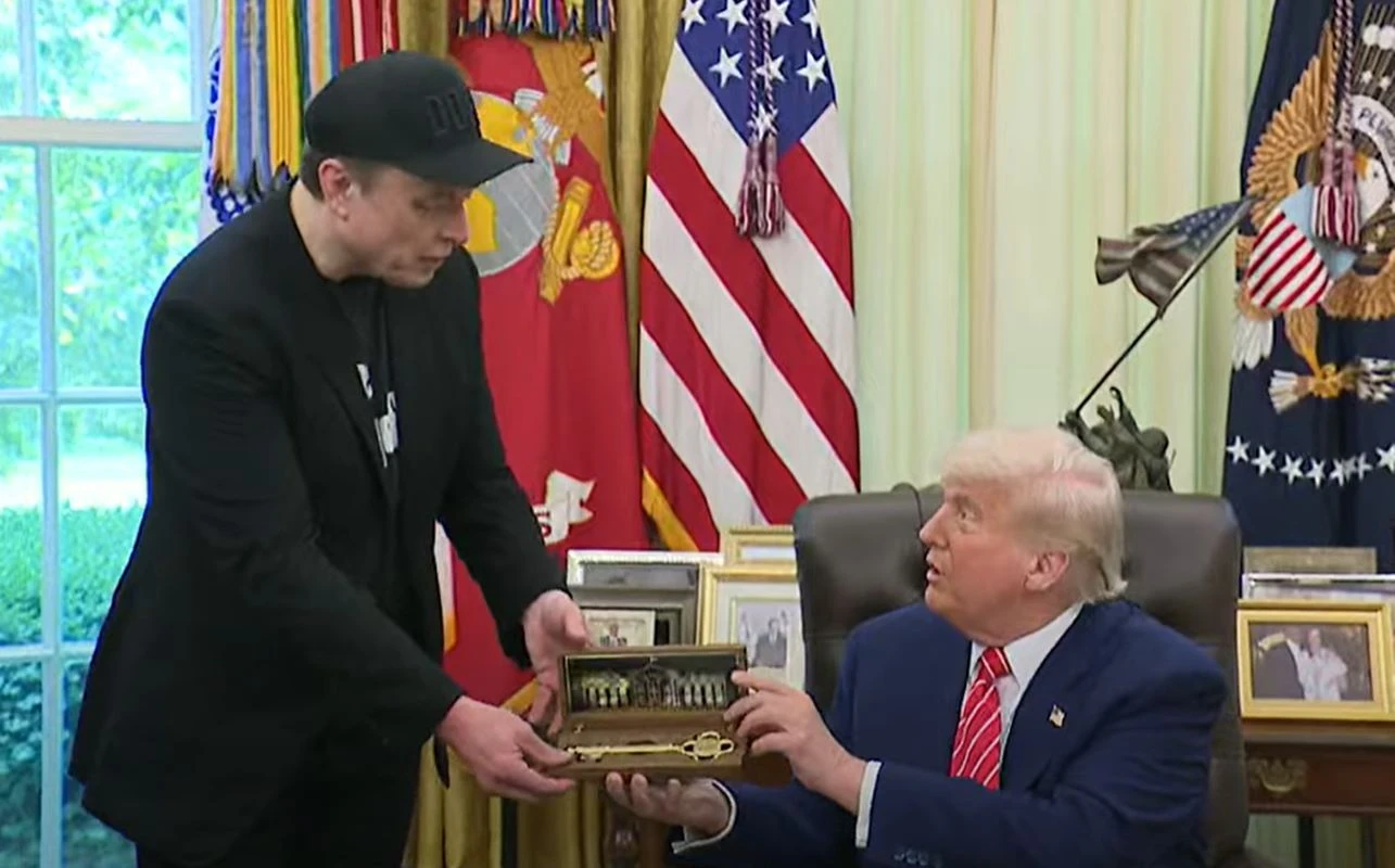 Saiba o que significa chave dada por Trump a Elon Musk em despedida