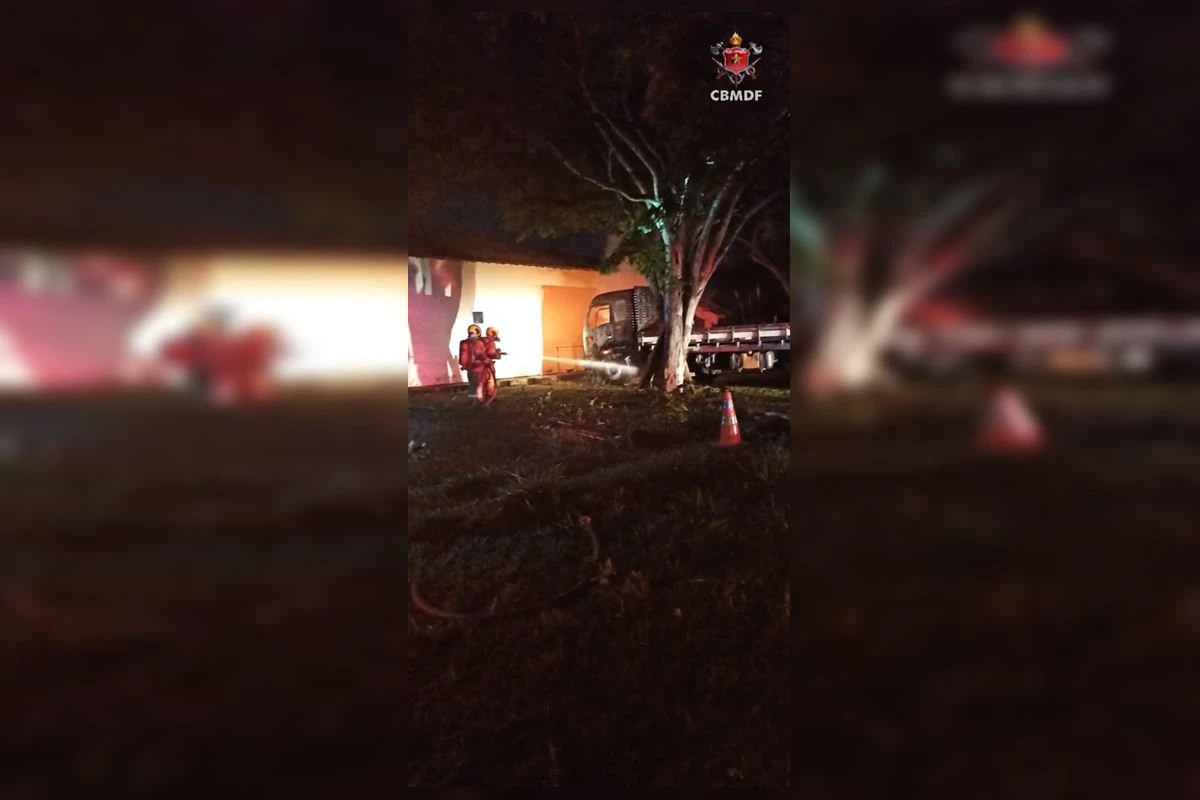Incêndio em caminhão de carga mobiliza bombeiros na madrugada desta 2ª