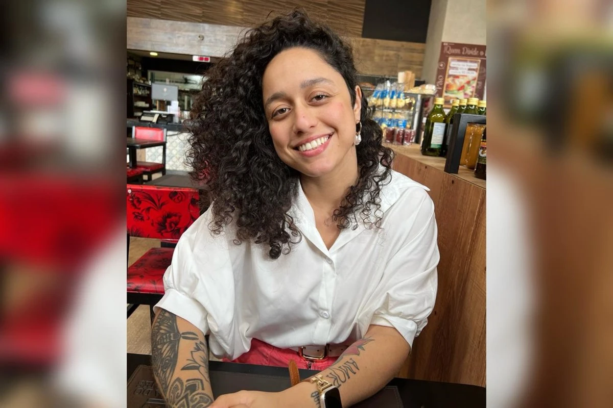 Jovem descobre esclerose múltipla após confundir sintomas com estresse