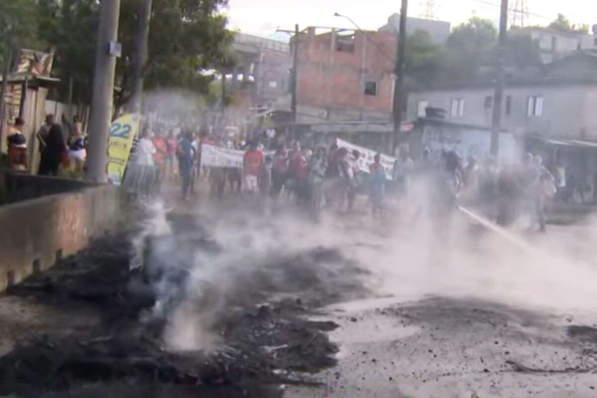 SP: moradores de ocupação queimam pneus contra reintegração de posse