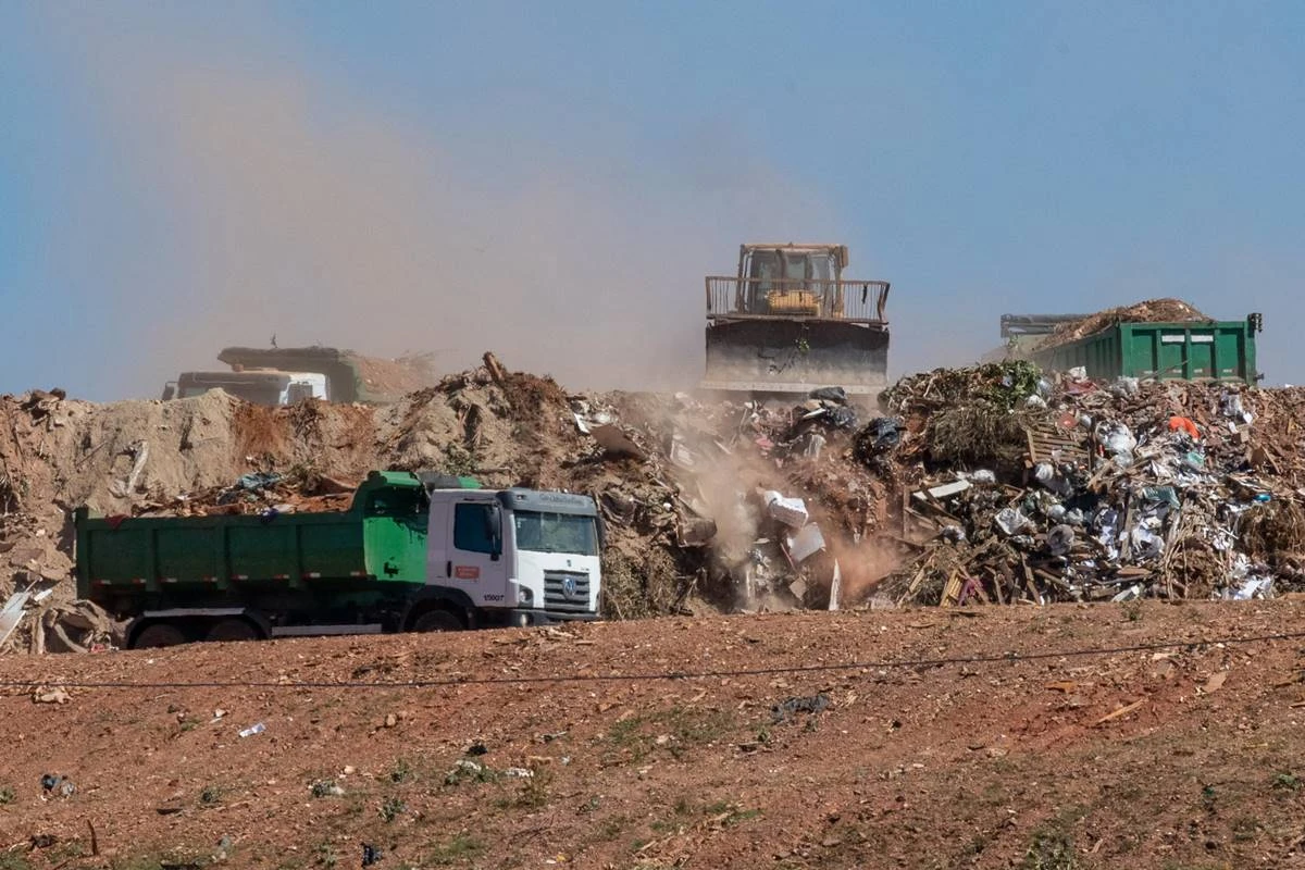 Avalanche em GO reacende alerta para “Lixão da Estrutural”, que ainda recebe detritos