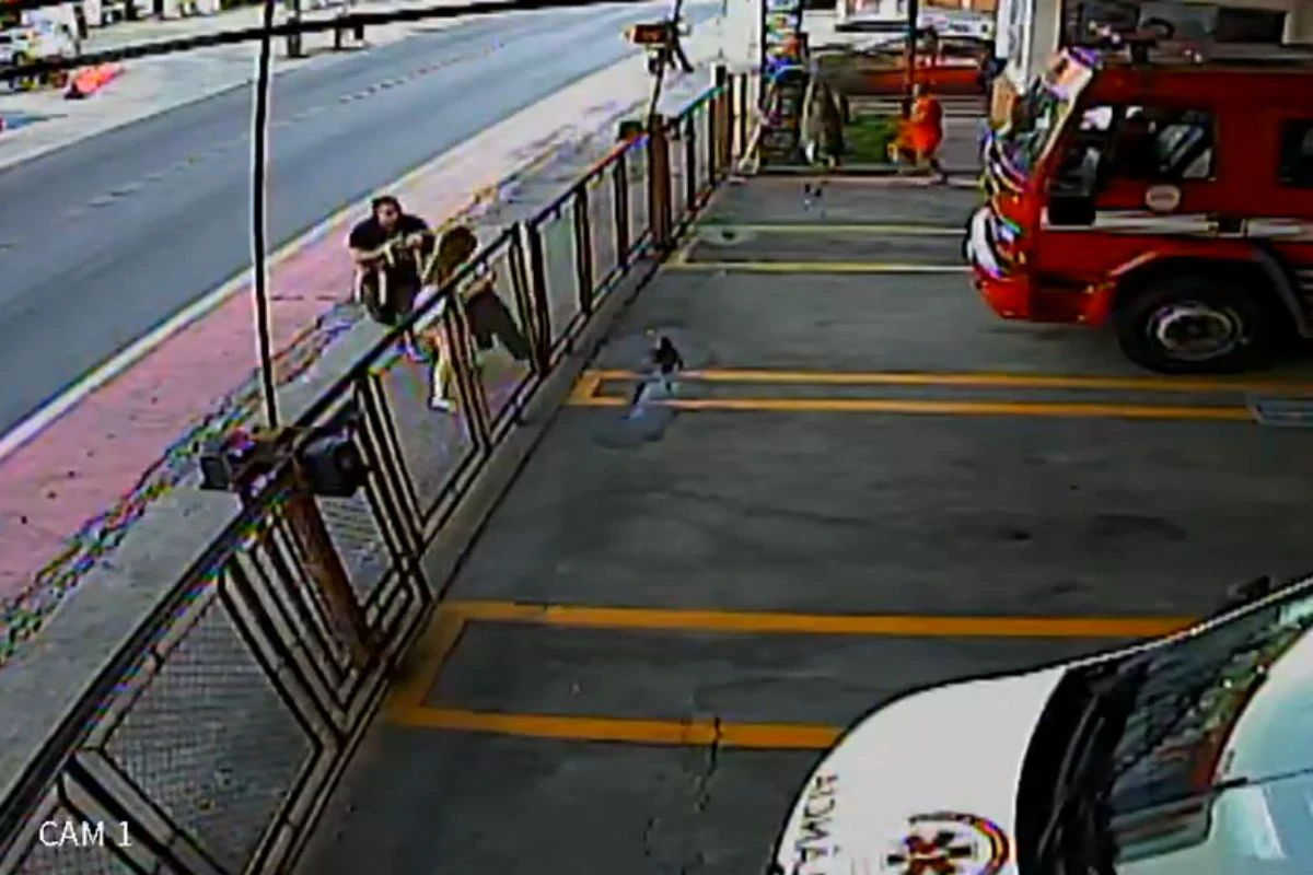 Vídeo: bombeiro salva bebê de 1 ano que chegou desacordado em quartel