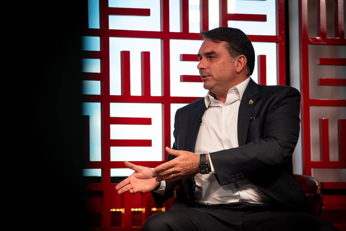 Flávio Bolsonaro faz alerta sobre censura: “Amanhã pode ser você”