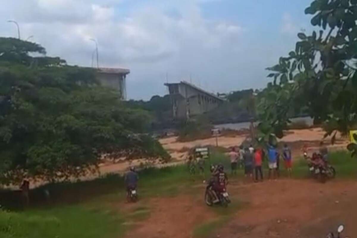 Ponte que liga Tocantins e Maranhão desaba sobre rio. Veja vídeo